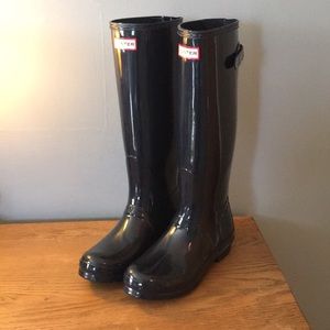 Hunter women’s size 9, navy rubber rain boots.